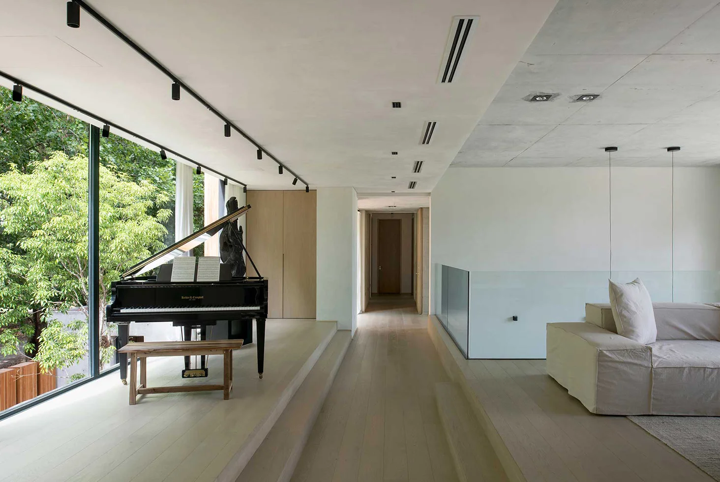 Banco Bind corporate workspace with modern design.