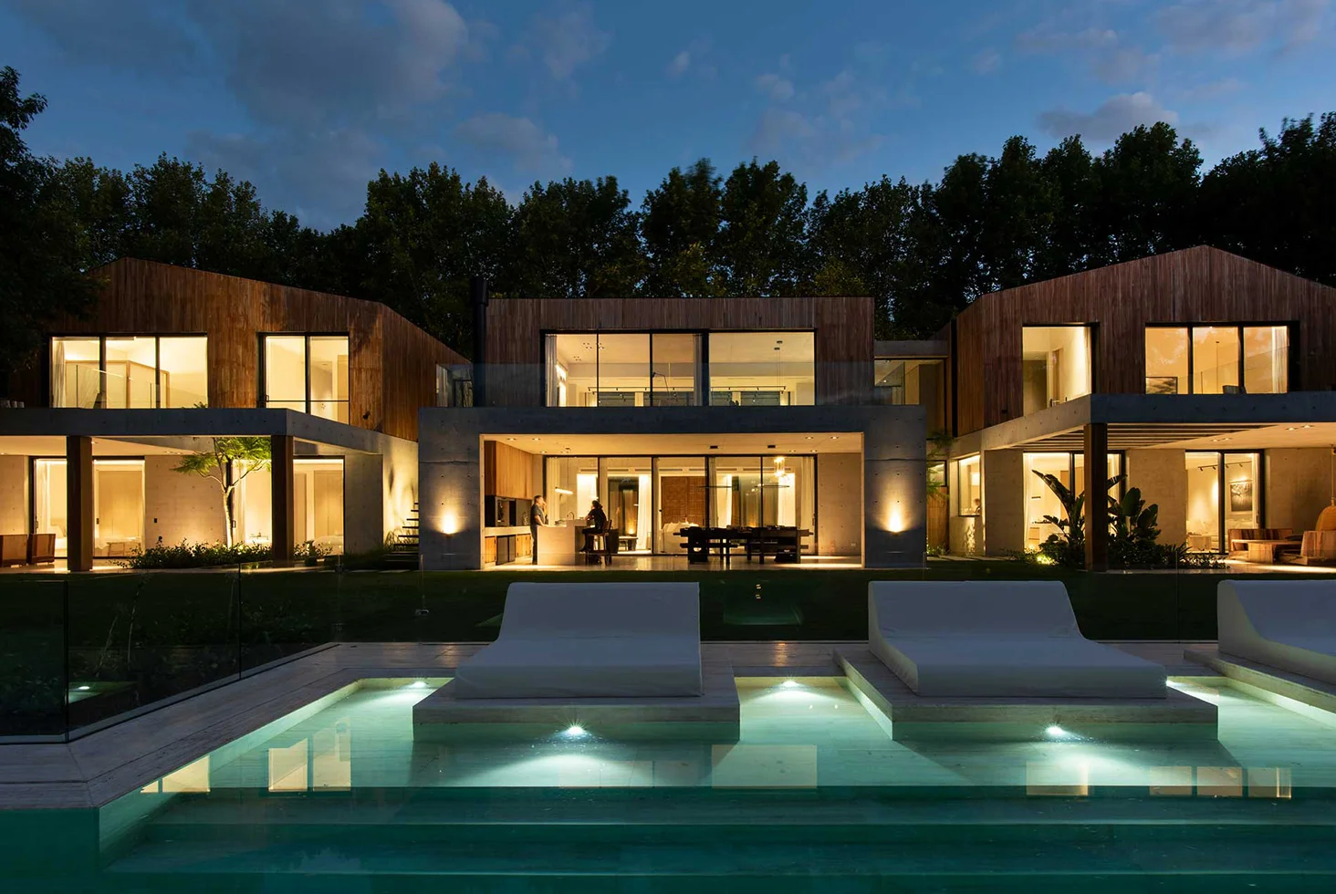 Banco Bind corporate open office with colorful mural.